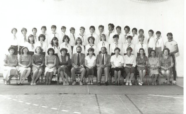 1985. 8.a