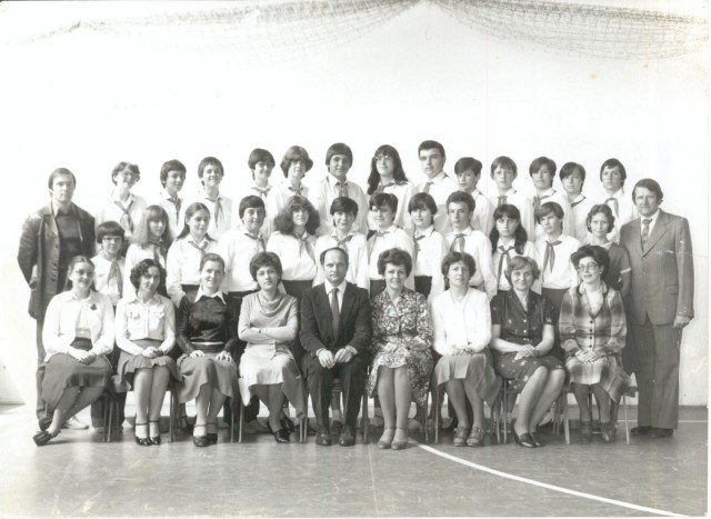 1982. 8.b