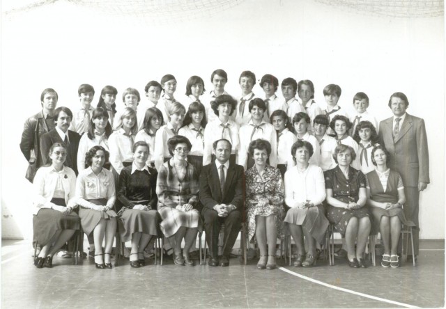 1982. 8.a
