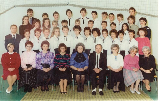 1990. 8.a