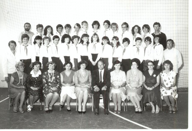 1983. 8.a